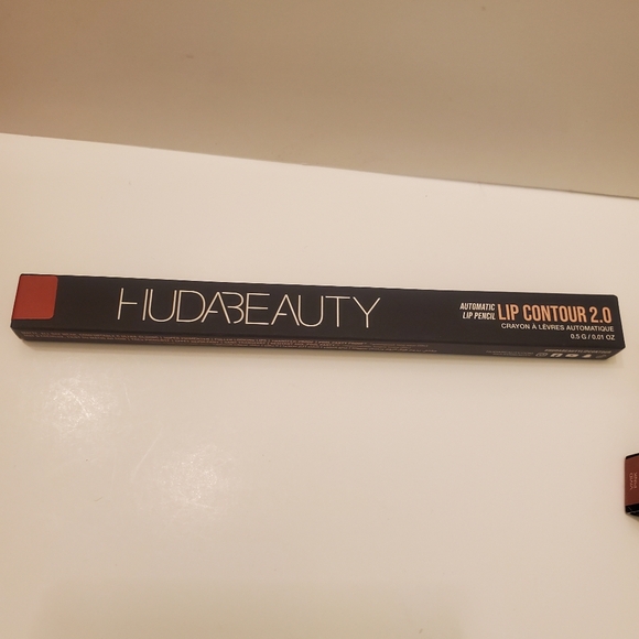 Huda Beauty Lip Contour 2.0 Automatic Matte Lip Liner UNIVERSAL RED - Picture 3 of 4